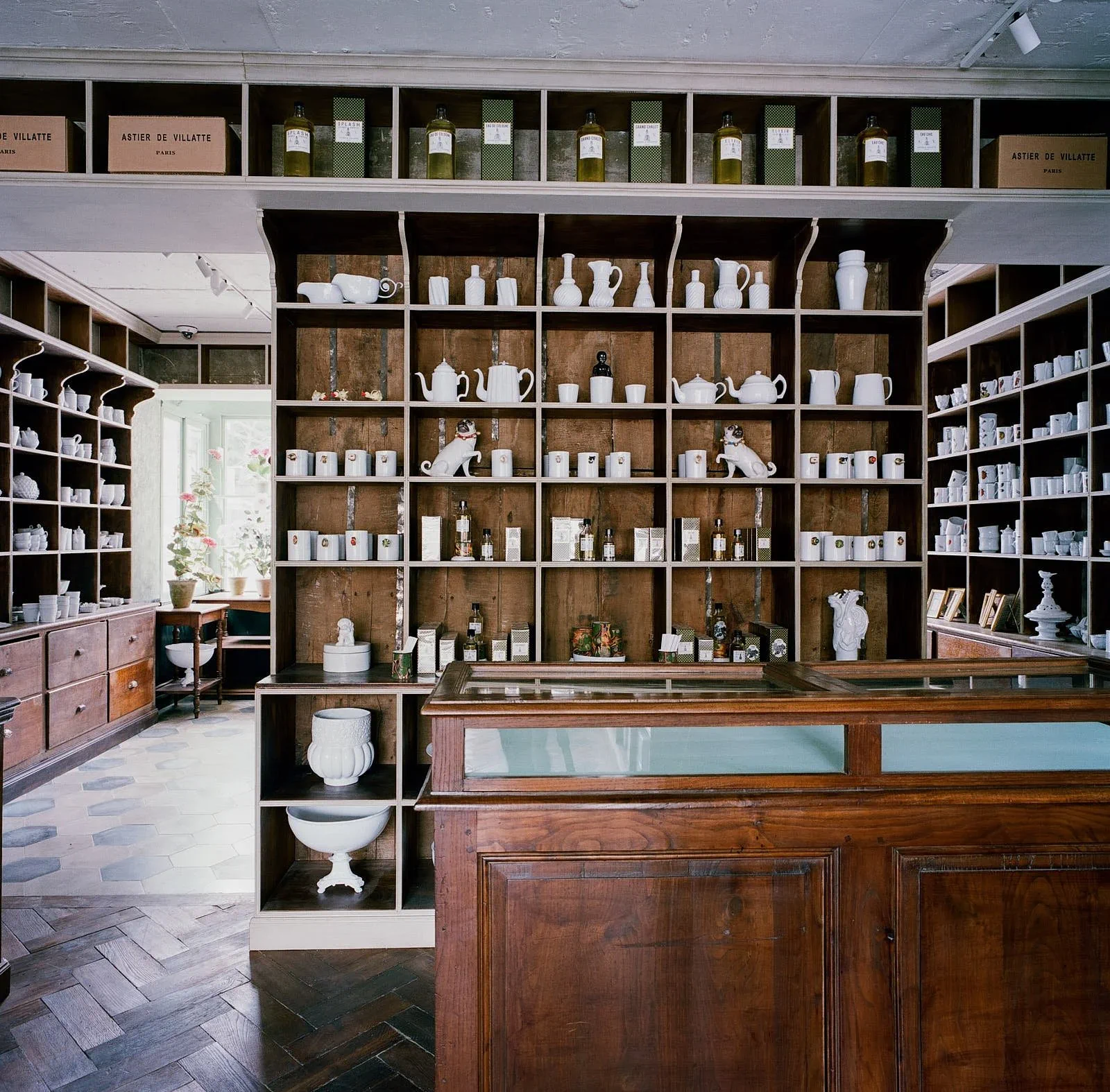 Astier de Villatte Seoul — 도자기 진열 내부